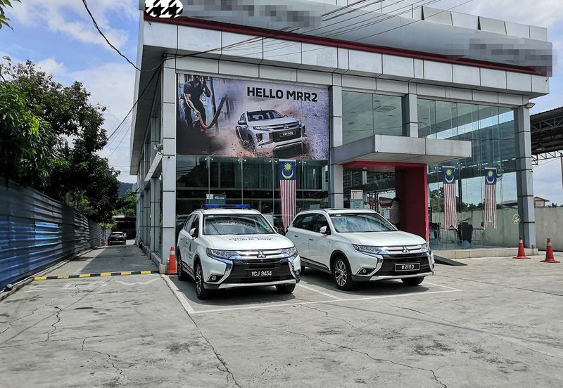Motor Showroom at the highway for Sale