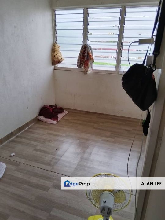 Serdang Jaya 2 storey House , 3 Rooms , Non bumi Lot , 5min to MRT, Selangor, Seri Kembangan