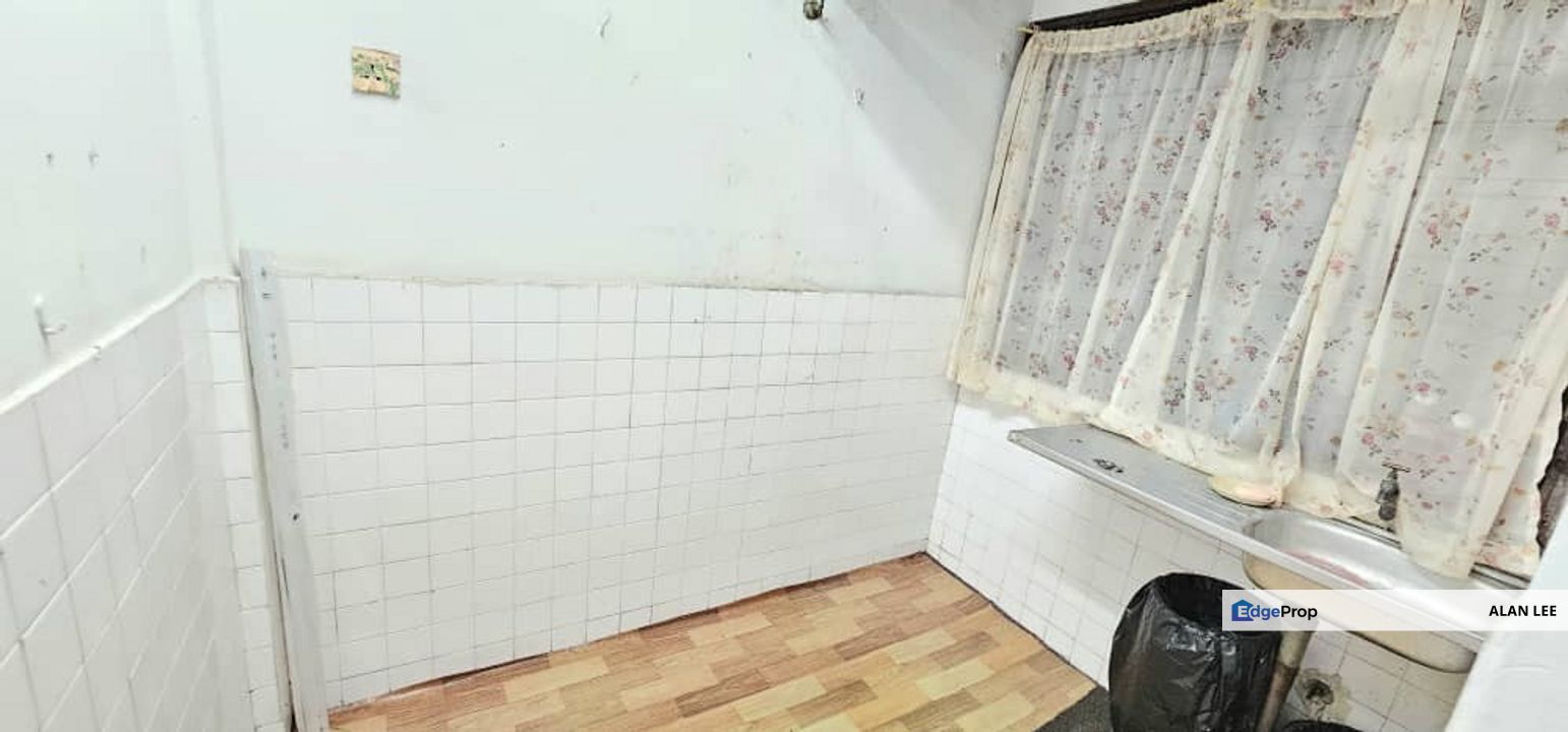 Ampang Dato Ahmad Razali GROUND Floor Flat , Non Bumi Lot , B/Market, Selangor, Ampang