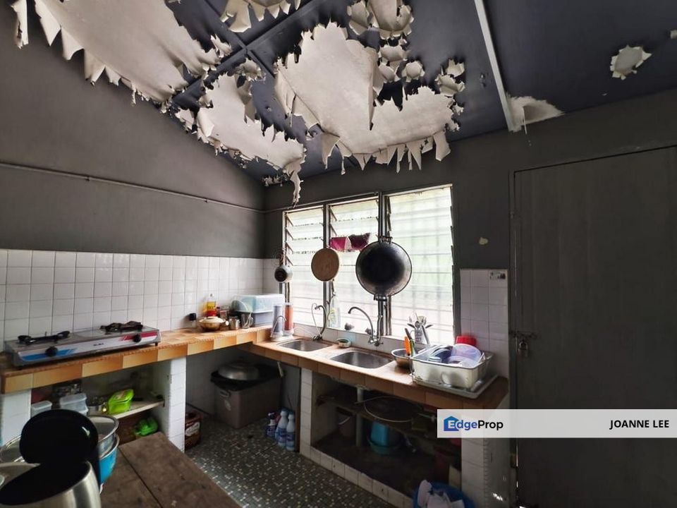 1.5 Storey House at Sea Park Section 21 Petaling Jaya, Near LRT Station and SMK Sea Park, Selangor, Petaling Jaya