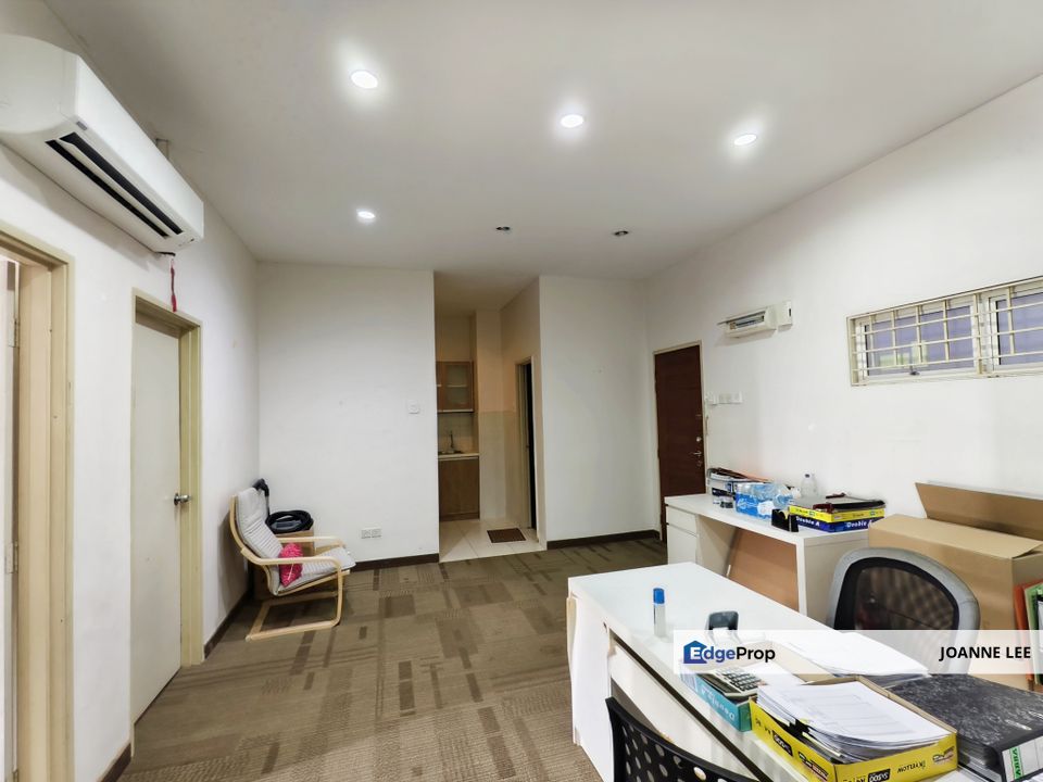 Nice view facing outside and well kept unit, Selangor, Kota Damansara