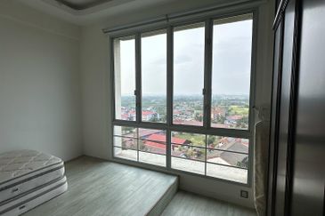 CONDOMINIUM OCEAN PALMS(PERMATA IDAMAN)