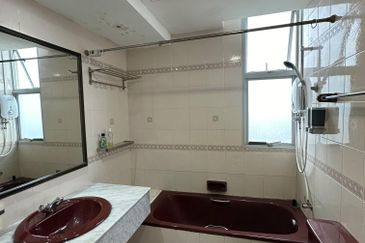 CONDOMINIUM OCEAN PALMS(PERMATA IDAMAN)