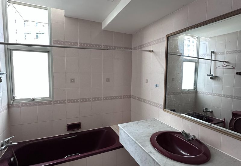 CONDOMINIUM OCEAN PALMS(PERMATA IDAMAN)