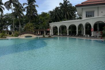 CONDOMINIUM OCEAN PALMS(PERMATA IDAMAN)