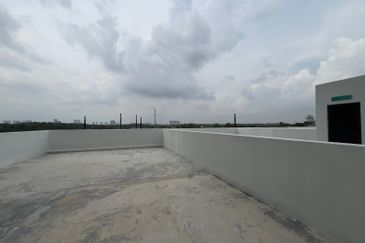 3 storey shop Gamuda Cove Banting Splash Mania May Bay 