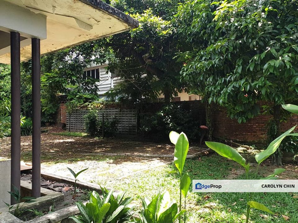 Basic 1.5 storey bungalow with large garden @ Section 6 Petaling Jaya., Selangor, Petaling Jaya