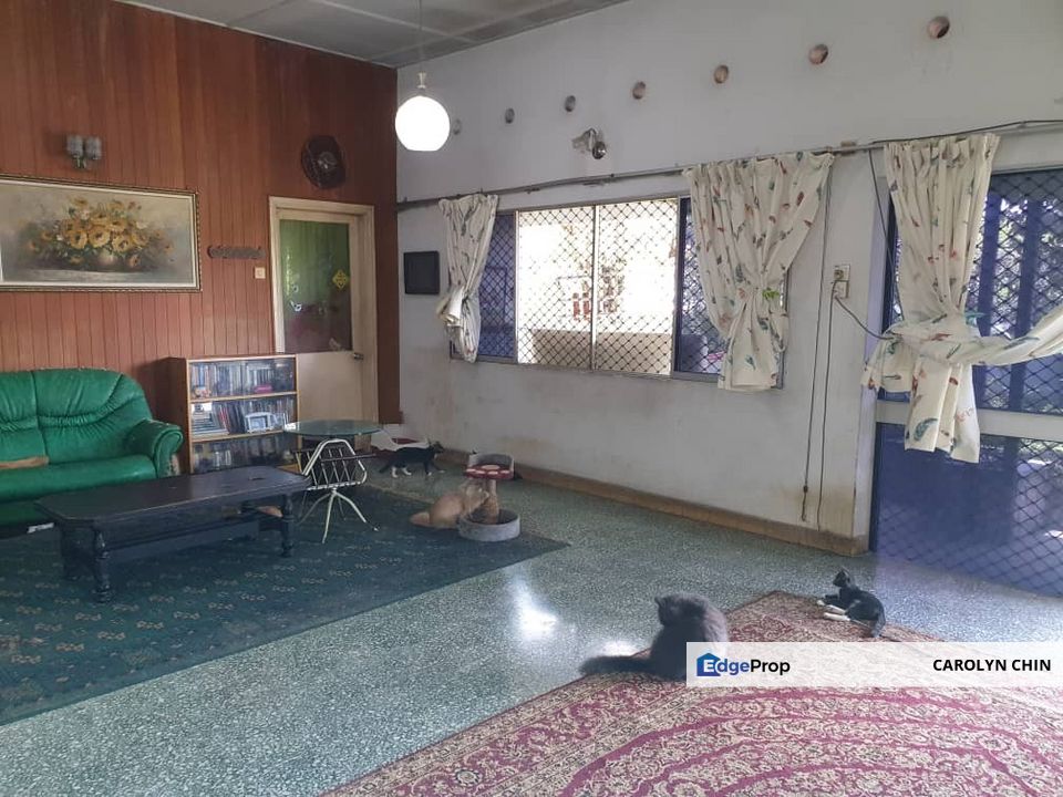 Basic 1.5 storey bungalow with large garden @ Section 6 Petaling Jaya., Selangor, Petaling Jaya