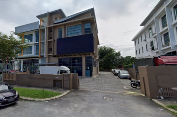 Renovated & Well Kept, Near Commercial Centre, Highways