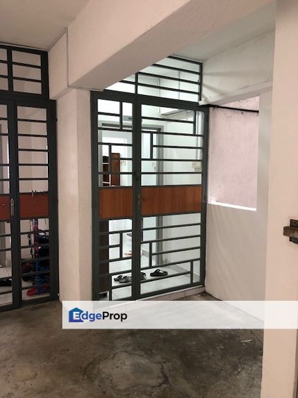 Corner unit in Main Place Residence comes with 1 car park at 450k below market , Selangor, USJ