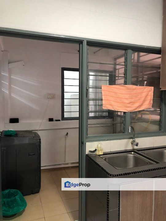 Corner unit in Main Place Residence comes with 1 car park at 450k below market , Selangor, USJ