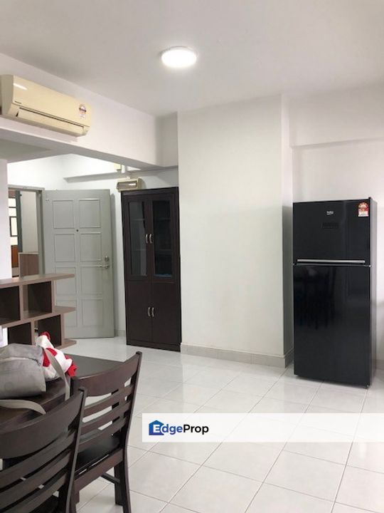 Corner unit in Main Place Residence comes with 1 car park at 450k below market , Selangor, USJ