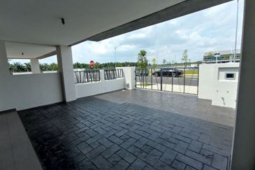 FACING OPEN ARINA SERENIA CITY 