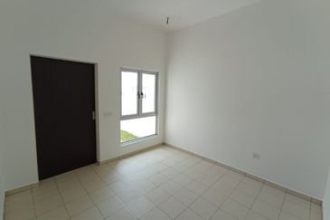 FACING OPEN ARINA SERENIA CITY 