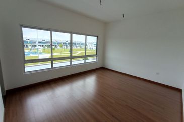 FACING OPEN ARINA SERENIA CITY 