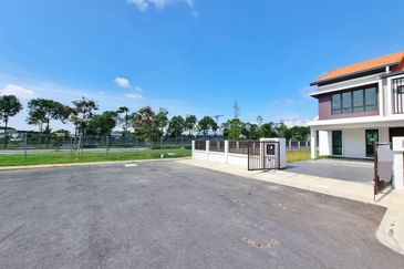 2 Storey Corner Lot House Padura Alam Impian