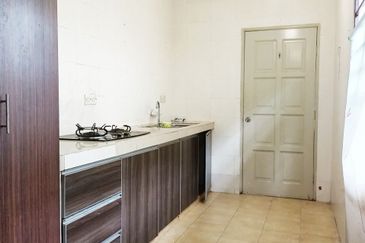 Double Storey End Lot, Jalan Rabung, Bukit Jelutong, Shah Alam