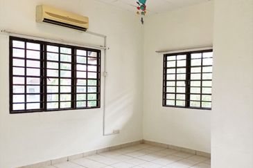 Double Storey End Lot, Jalan Rabung, Bukit Jelutong, Shah Alam