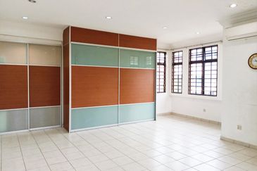 Double Storey End Lot, Jalan Rabung, Bukit Jelutong, Shah Alam