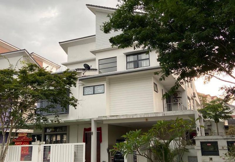 GATED GUARDED COMMUNITY & LUXURY NEIGHBOURHOOD 3 Storey Semi-D Mezzo Bukit Jelutong, Shah Alam FOR SALE! .