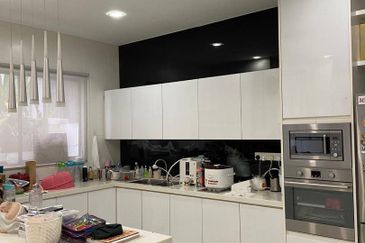 GATED GUARDED COMMUNITY & LUXURY NEIGHBOURHOOD 3 Storey Semi-D Mezzo Bukit Jelutong, Shah Alam FOR SALE! .