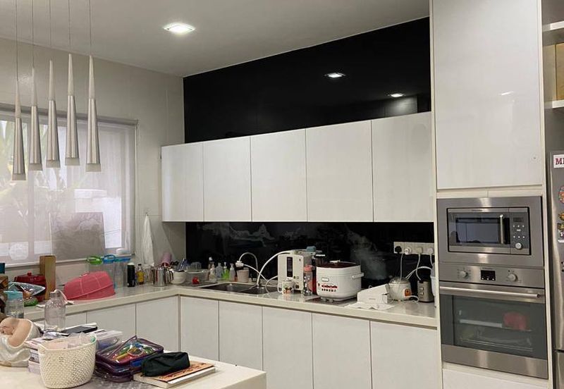 GATED GUARDED COMMUNITY & LUXURY NEIGHBOURHOOD 3 Storey Semi-D Mezzo Bukit Jelutong, Shah Alam FOR SALE! .