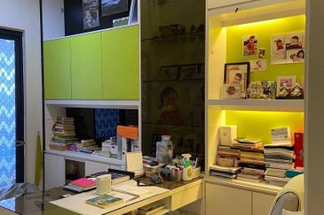 GATED GUARDED COMMUNITY & LUXURY NEIGHBOURHOOD 3 Storey Semi-D Mezzo Bukit Jelutong, Shah Alam FOR SALE! .