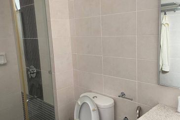 GATED GUARDED COMMUNITY & LUXURY NEIGHBOURHOOD 3 Storey Semi-D Mezzo Bukit Jelutong, Shah Alam FOR SALE! .