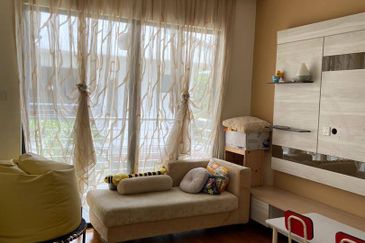 GATED GUARDED COMMUNITY & LUXURY NEIGHBOURHOOD 3 Storey Semi-D Mezzo Bukit Jelutong, Shah Alam FOR SALE! .