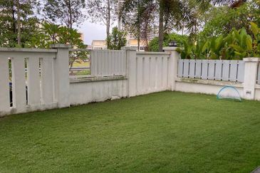 GATED GUARDED COMMUNITY & LUXURY NEIGHBOURHOOD 3 Storey Semi-D Mezzo Bukit Jelutong, Shah Alam FOR SALE! .