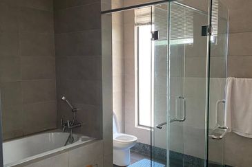 GATED GUARDED COMMUNITY & LUXURY NEIGHBOURHOOD 3 Storey Semi-D Mezzo Bukit Jelutong, Shah Alam FOR SALE! .