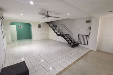 Double Saujana Damansara, Damansara Damai.    End Lot.. Renovated   Move in Condition 