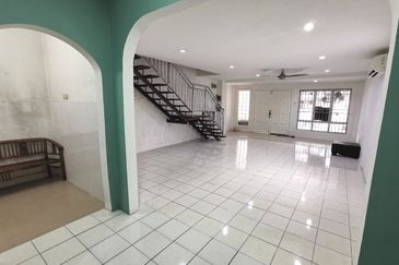 Double Saujana Damansara, Damansara Damai.    End Lot.. Renovated   Move in Condition 
