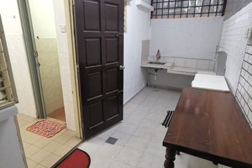 Double Saujana Damansara, Damansara Damai.    End Lot.. Renovated   Move in Condition 