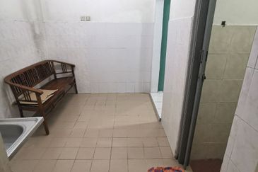 Double Saujana Damansara, Damansara Damai.    End Lot.. Renovated   Move in Condition 