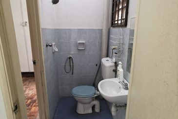 Double Saujana Damansara, Damansara Damai.    End Lot.. Renovated   Move in Condition 