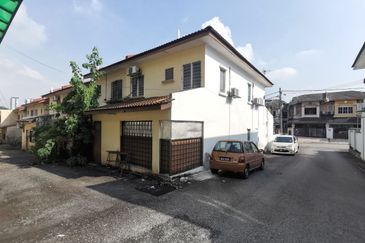 Double Saujana Damansara, Damansara Damai.    End Lot.. Renovated   Move in Condition 