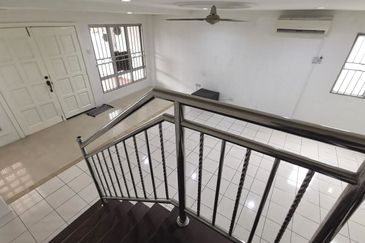 Double Saujana Damansara, Damansara Damai.    End Lot.. Renovated   Move in Condition 