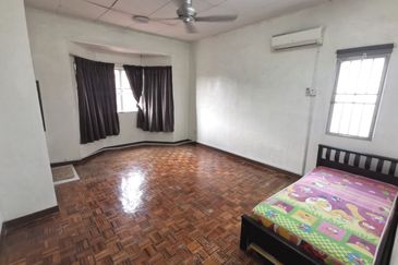 Double Saujana Damansara, Damansara Damai.    End Lot.. Renovated   Move in Condition 