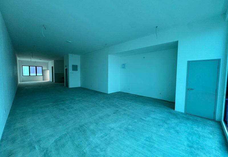 New shoplot facing main road