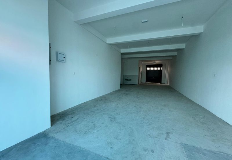 New shoplot facing main road