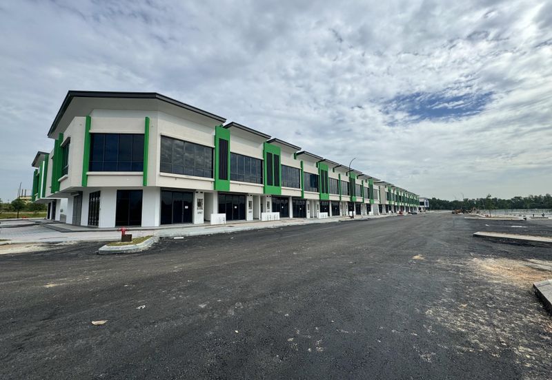 New shoplot facing main road