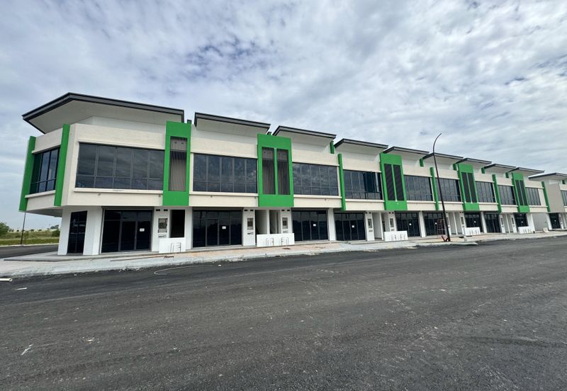 New shoplot facing main road