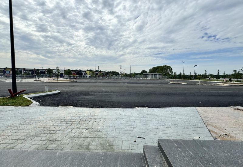 New shoplot facing main road