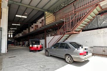 1.5 Semi D Factory at Jalan Bayu, Bandar Seri Alam For Rent