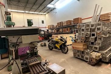 1.5 Semi D Factory at Jalan Bayu, Bandar Seri Alam For Rent