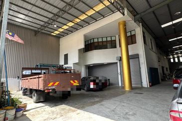 1.5 Semi D Factory at Jalan Bayu, Bandar Seri Alam For Rent