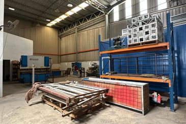 1.5 Semi D Factory at Jalan Bayu, Bandar Seri Alam For Rent