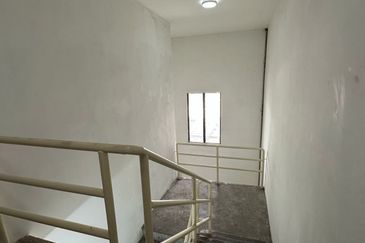 1.5 Semi D Factory at Jalan Bayu, Bandar Seri Alam For Rent