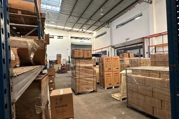 1.5 Semi D Factory at Jalan Bayu, Bandar Seri Alam For Rent